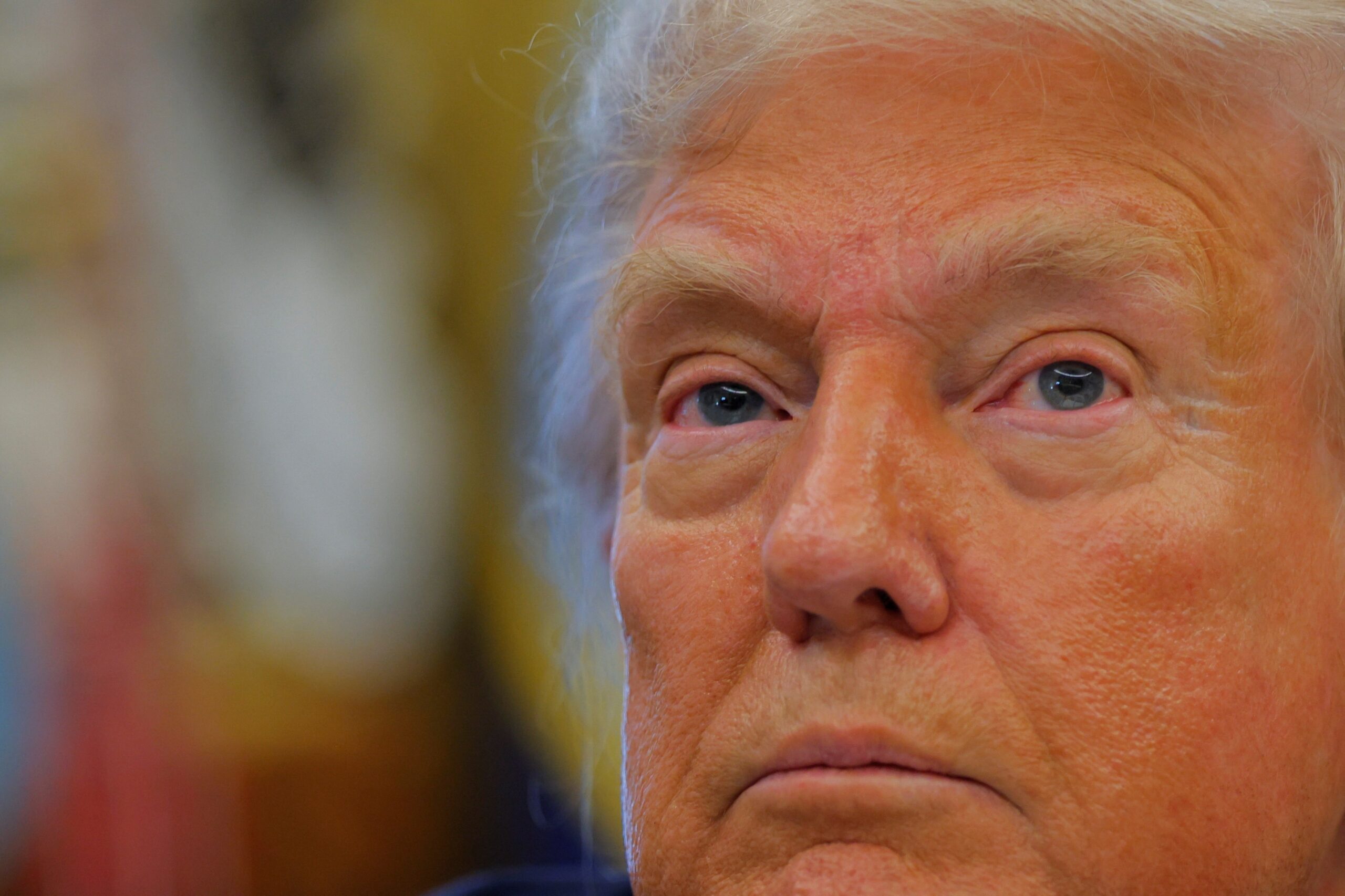 Trump ameaça abater caças venezuelanos que sobrevoarem navios