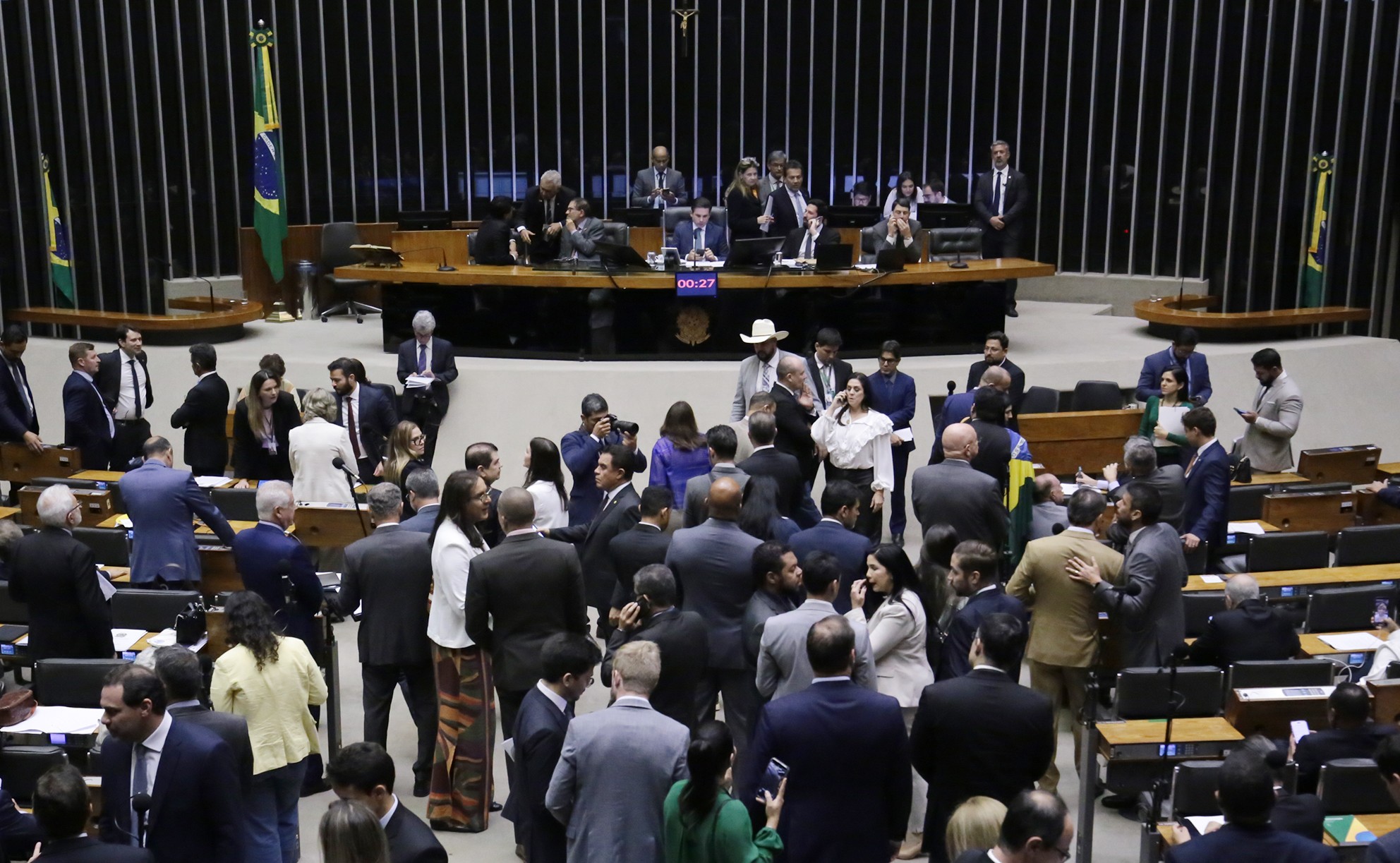 Deputados retiram votação secreta para autorizar abertura de ação penal