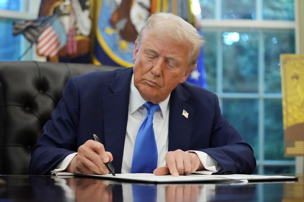 Trump assina ordem executiva ue designa o movimento Antifa como uma "organização terrorista doméstica" — Foto: Reuters/Ken Cedeno