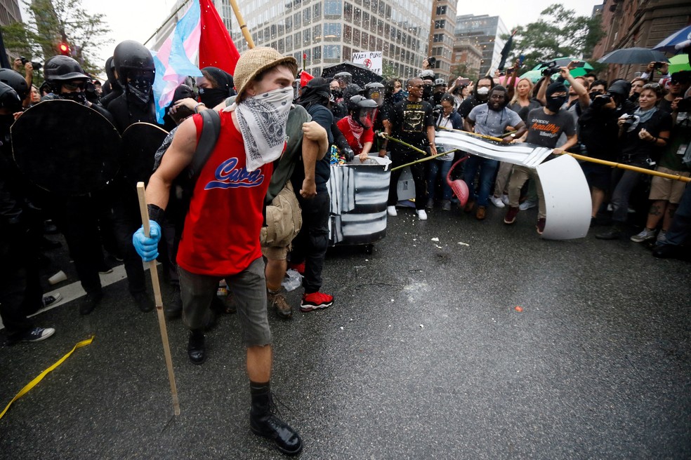 Anarquistas e manifestantes antifa marcham perto de um protesto liderado por nacionalistas brancos em Charlottesville, Washington, EUA, em 12 de agosto de 2018. — Foto: Reuters/Jim Bourg/Foto de arquivo