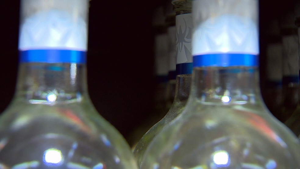 Vítimas passam mal após tomar bebida alcoólica adulterada com metanol. — Foto: Reprodução/TV Integração