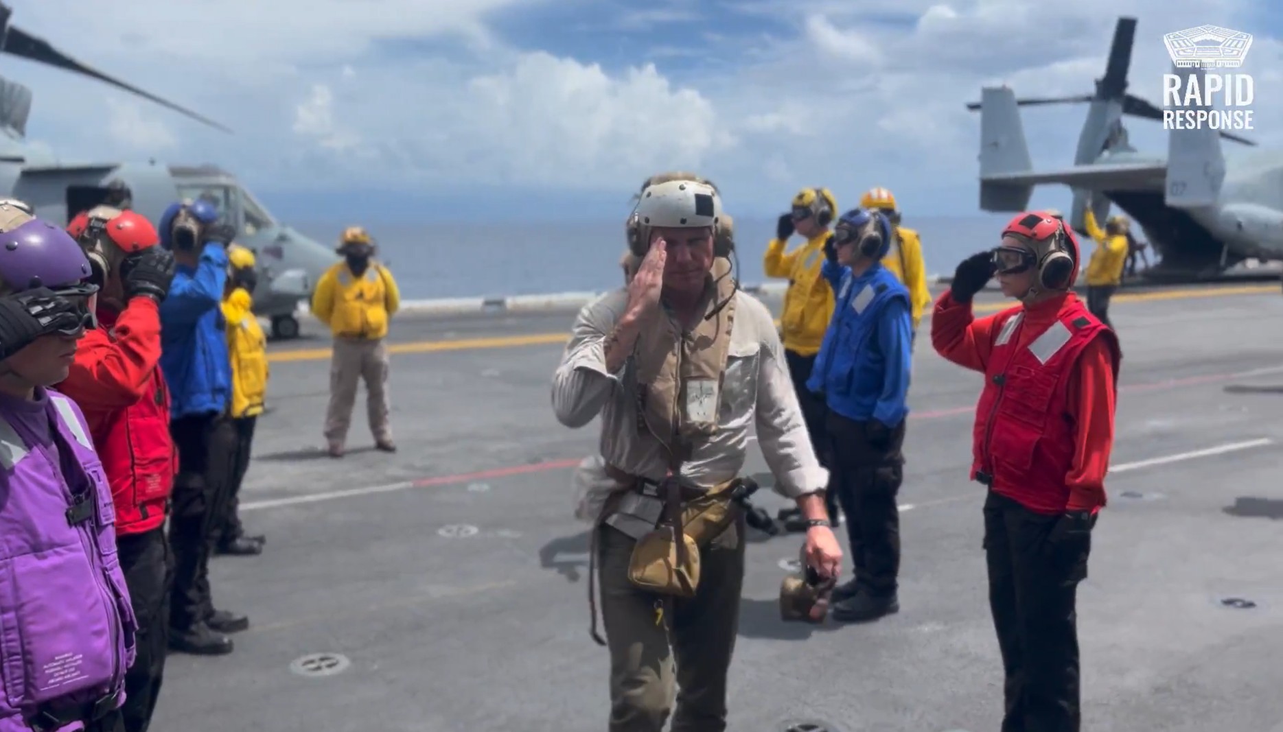 Secretário de Guerra dos EUA faz visita surpresa a navio no Caribe
