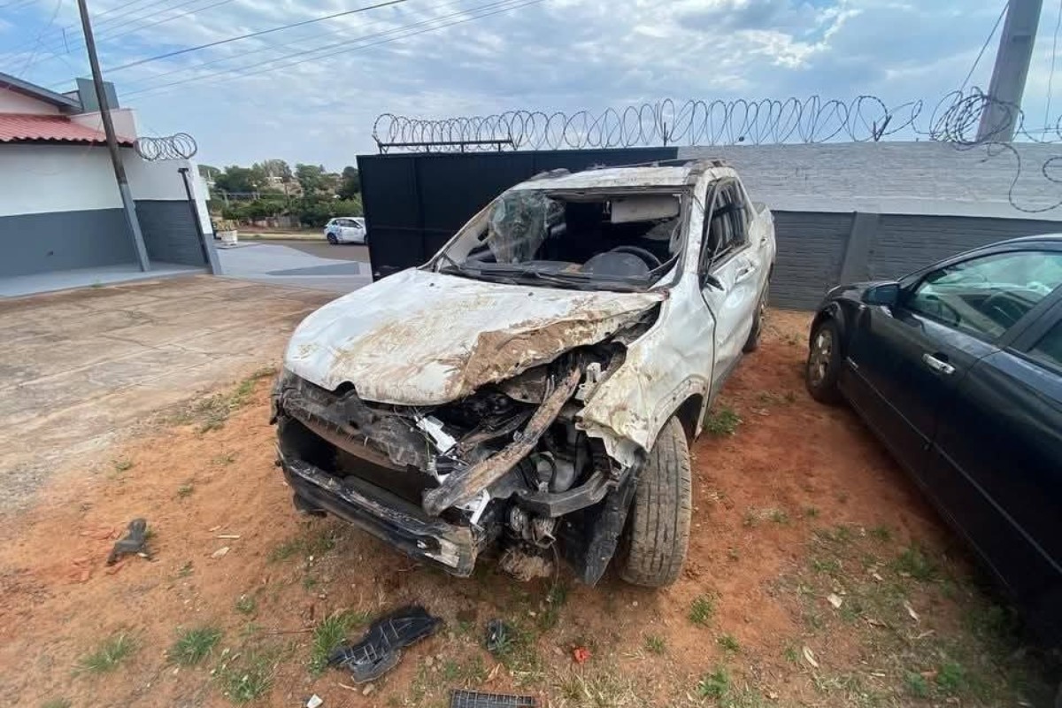 Veículo foi encontrado em enterrado em um bunker na zona rural de Icaraíma, no noroeste do Paraná