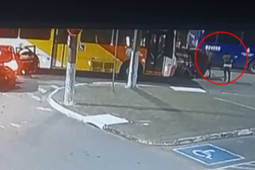 Dois criminosos vão executar delegado Ruy Ferraz Fontes; dois pedestres ficaram feridos — Foto: Reprodução