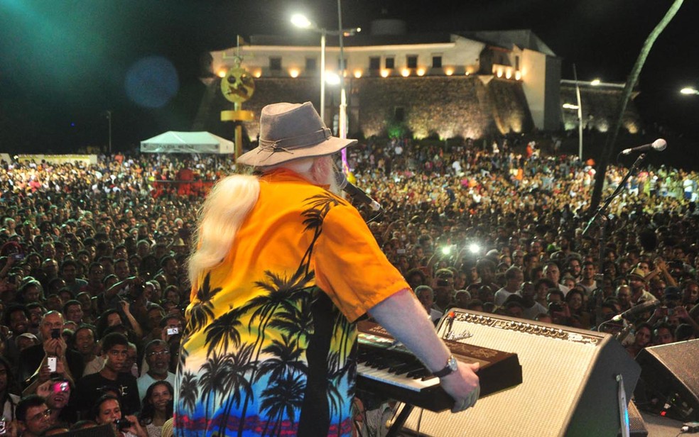 Público lota Farol da Barra para assistir a show de Hermeto Pascoal em 2015 — Foto: Jefferson Peixoto/Agência Haack