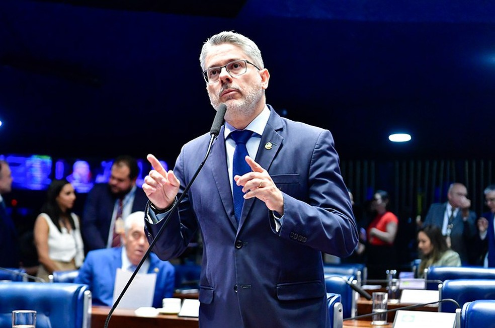 Relator da proposta, senador Alessandro Vieira (MDB-SE), é policial civil. — Foto: Waldemir Barreto/Agência Senado)