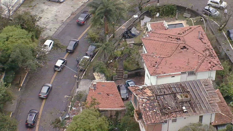 Estragos causados pelo temporal no Pacaembu, em SP — Foto: Reprodução/TV Globo