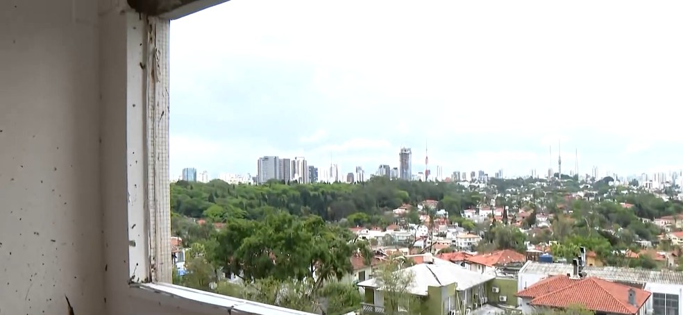 Apartamento ficou completamente sem a janela. — Foto: Reprodução/ TV Globo