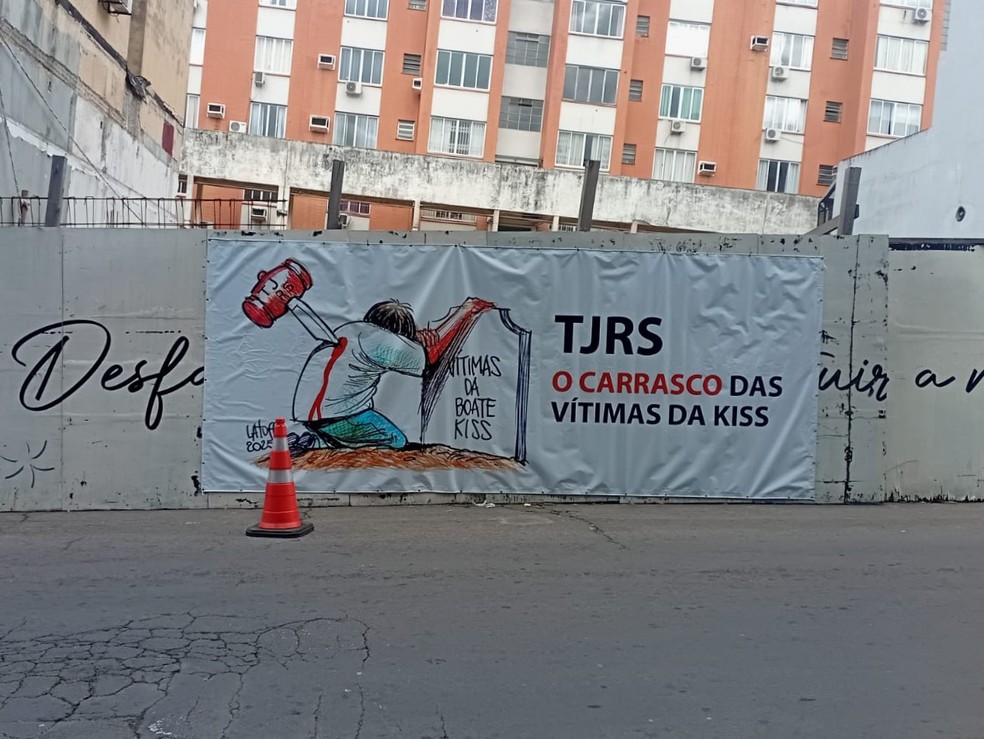 Protesto da Associação dos Familiares de Vítimas e Sobreviventes da Tragédia de Santa Maria — Foto: Imagem cedida/ AVTSM