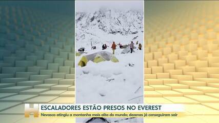 Nevasca no Monte Everest deixa 200 pessoas presas na montanha mais alta do mundo Nevasca no Monte Everest deixa 200 pessoas presas na montanha mais alta do mundo