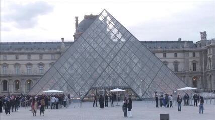 Louvre reabre pela primeira vez desde o roubo de joias Louvre reabre pela primeira vez desde o roubo de joias