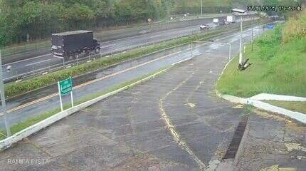 Momento do tombamento do ônibus com torcedores do Flamengo na Via Dutra Momento do tombamento do ônibus com torcedores do Flamengo na Via Dutra