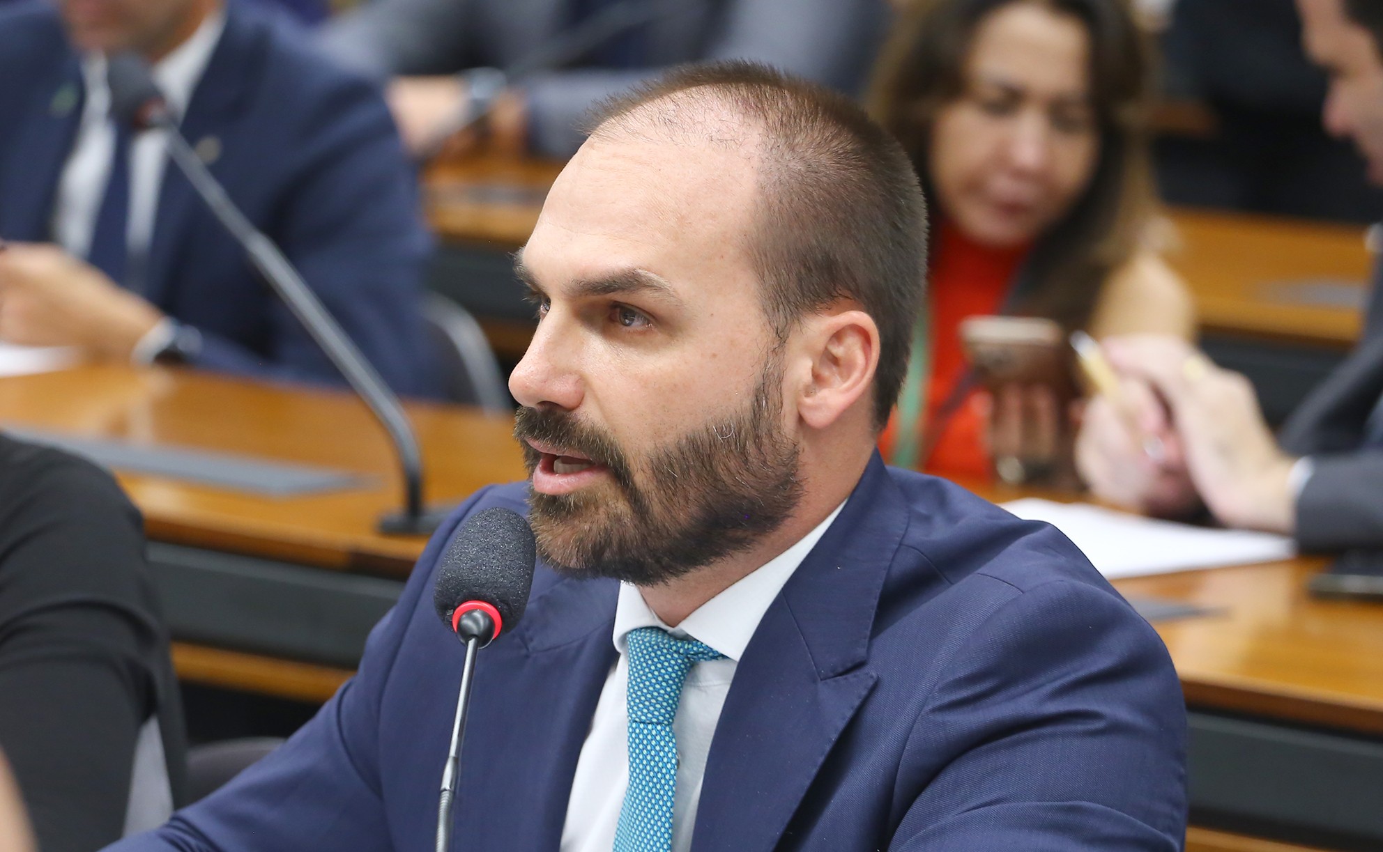 Moraes manda Defensoria Pública representar Eduardo Bolsonaro
