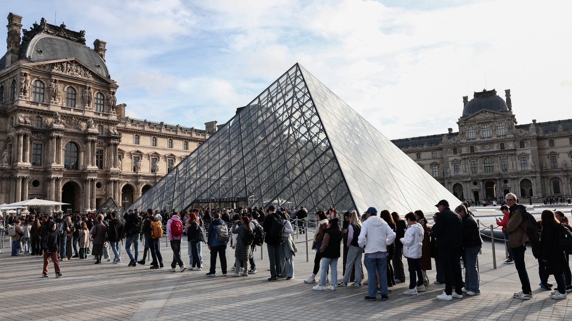 Museu do Louvre reabre para público pela primeira vez após roubo de joias