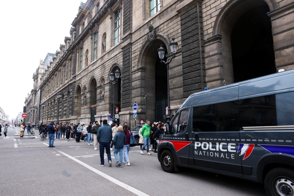 Veículos da polícia na região do Museu do Louvre, em Paris, neste domingo — Foto: Gonzalo Fuentes/Reuters