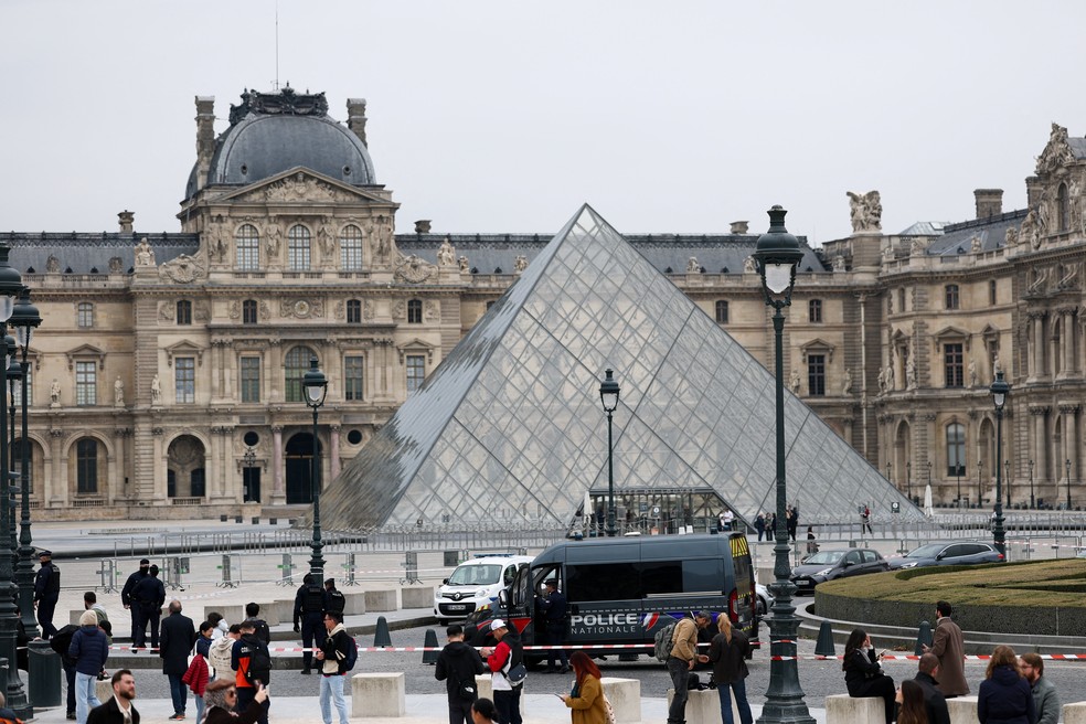 Entrada principal do Museu do Louvre, em Paris — Foto: Gonzalo Fuentes/Reuters