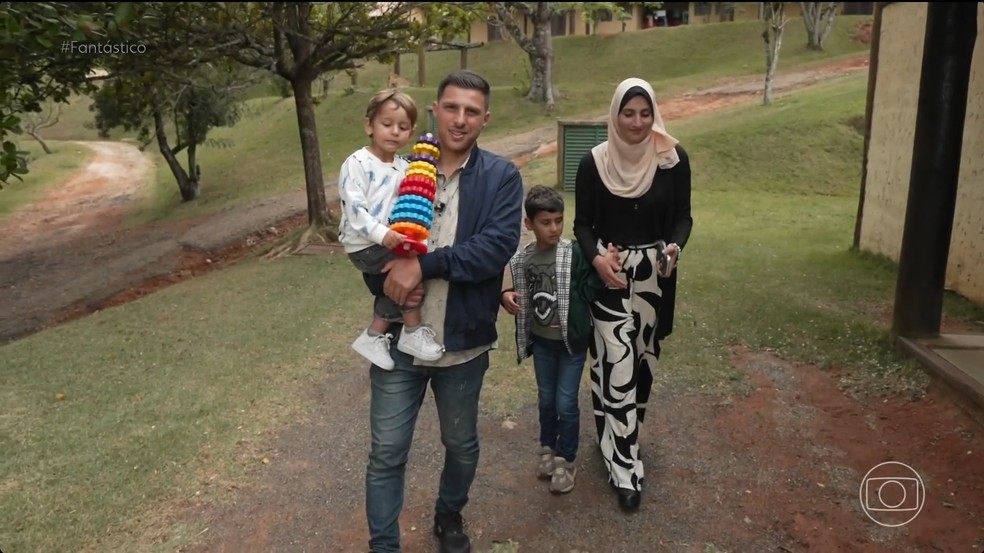 Akram Sufyn e a família, resgatados da Faixa de Gaza — Foto: Reprodução/TV Globo