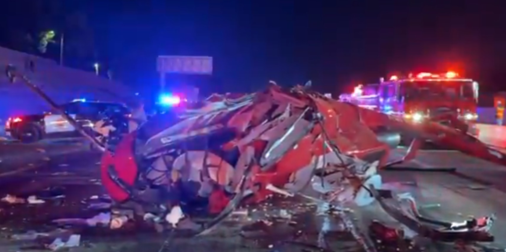 Helicóptero cai em rodovia na capital da Califórnia