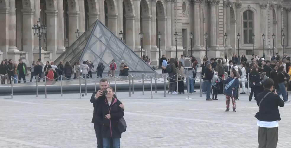 Visitantes no Louvre em reabertura nesta quarta (22) — Foto: Reprodução/Reuters