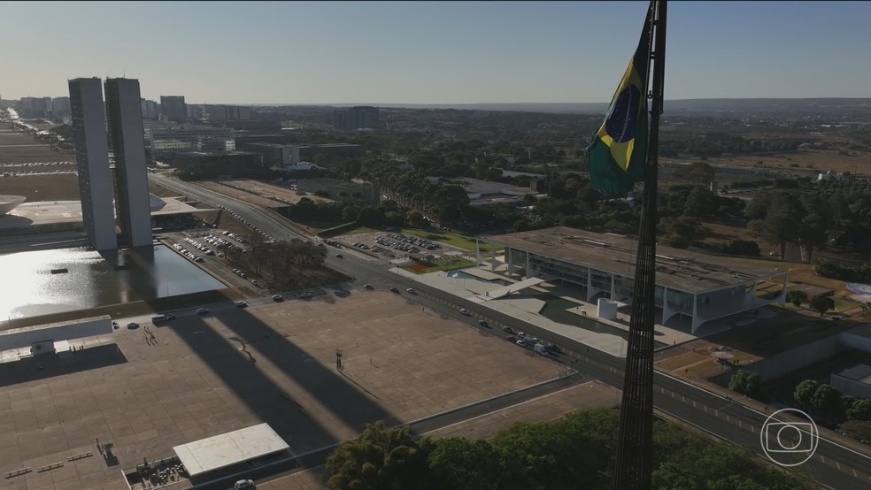 Economistas alertam que excesso de gastos retirados da meta fiscal compromete credibilidade das contas públicas — Foto: Jornal Nacional/ Reprodução