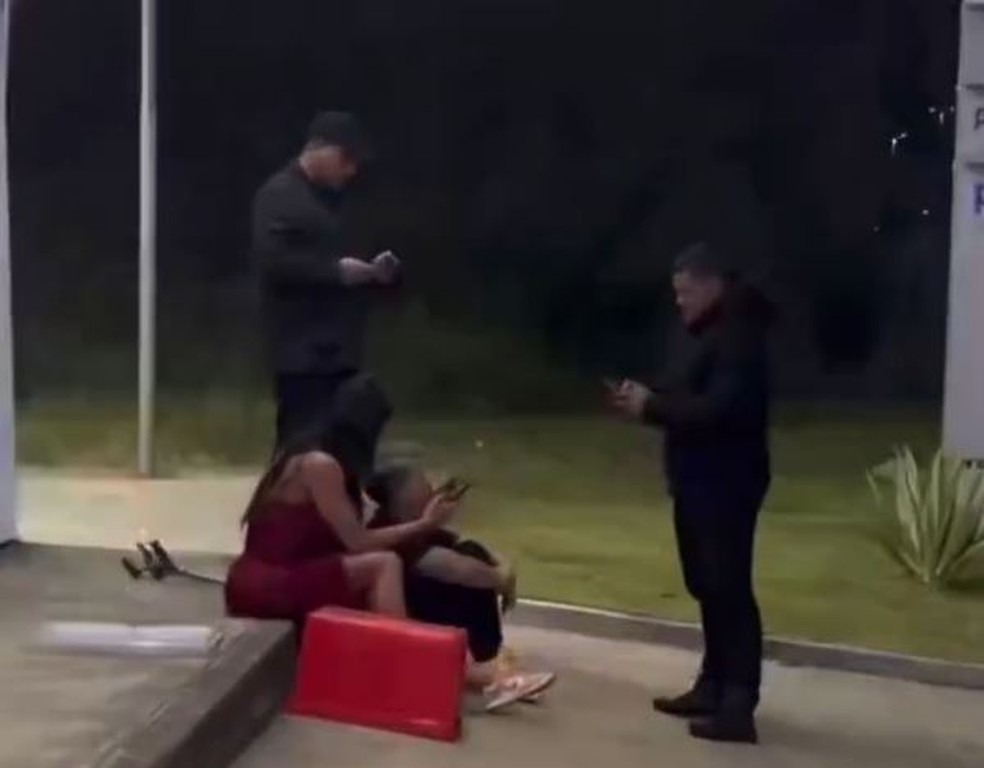 Gracyanne Barbosa e a irmã foram ajudadas por motoboys que estavam nas proximidades do roubo — Foto: Reprodução