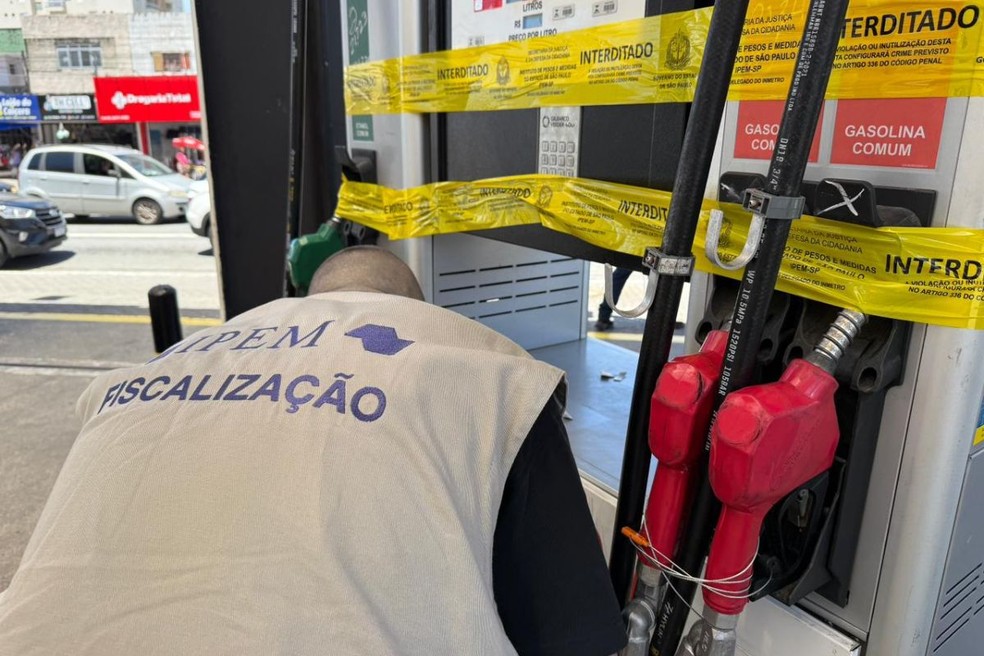Bomba foi lacrada em posto de combustível em Praia Grande (SP) — Foto: Leandro Guedes/TV Tribuna