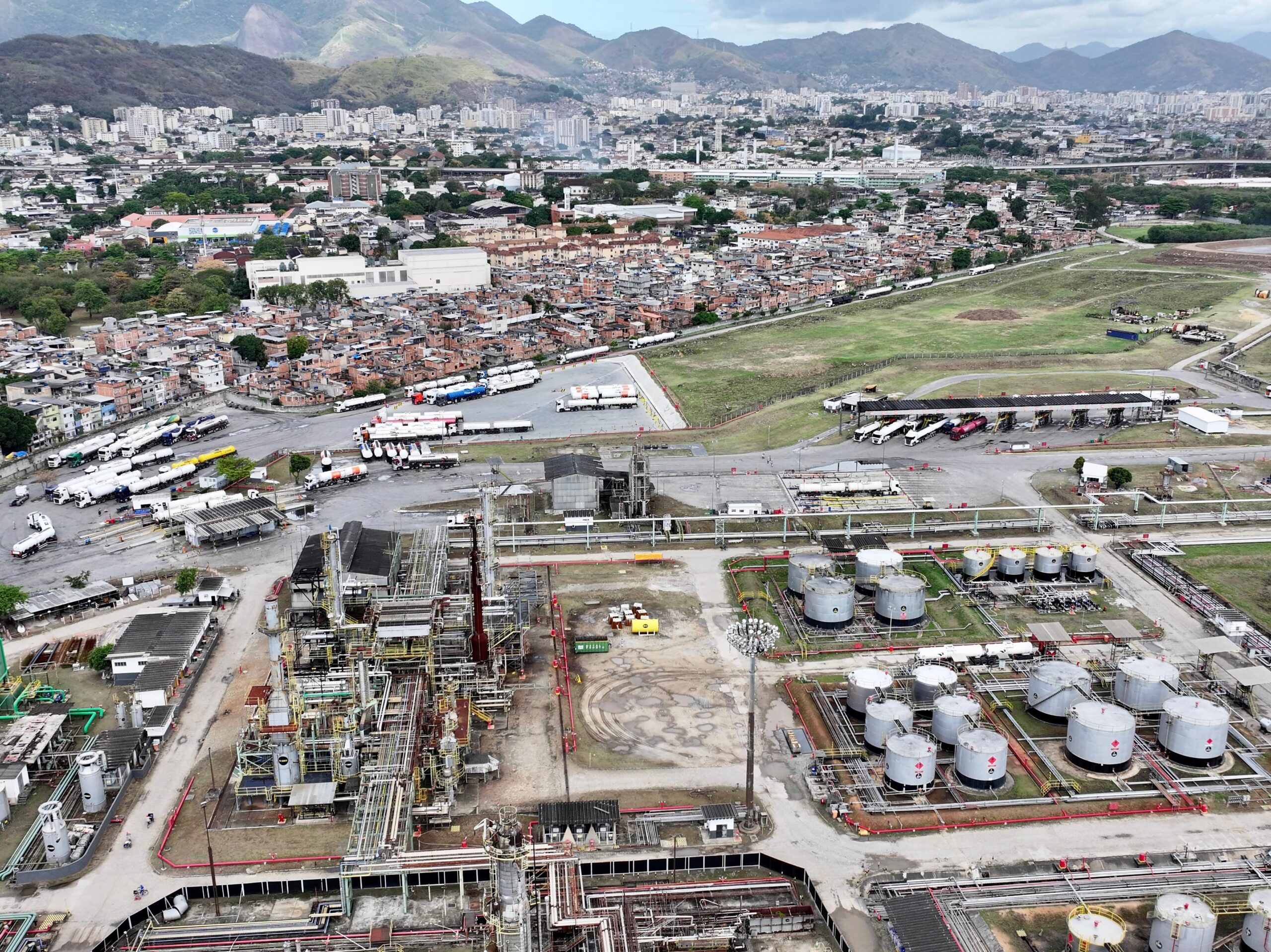 Justiça determina liberação total e perícia na Refinaria de Manguinhos