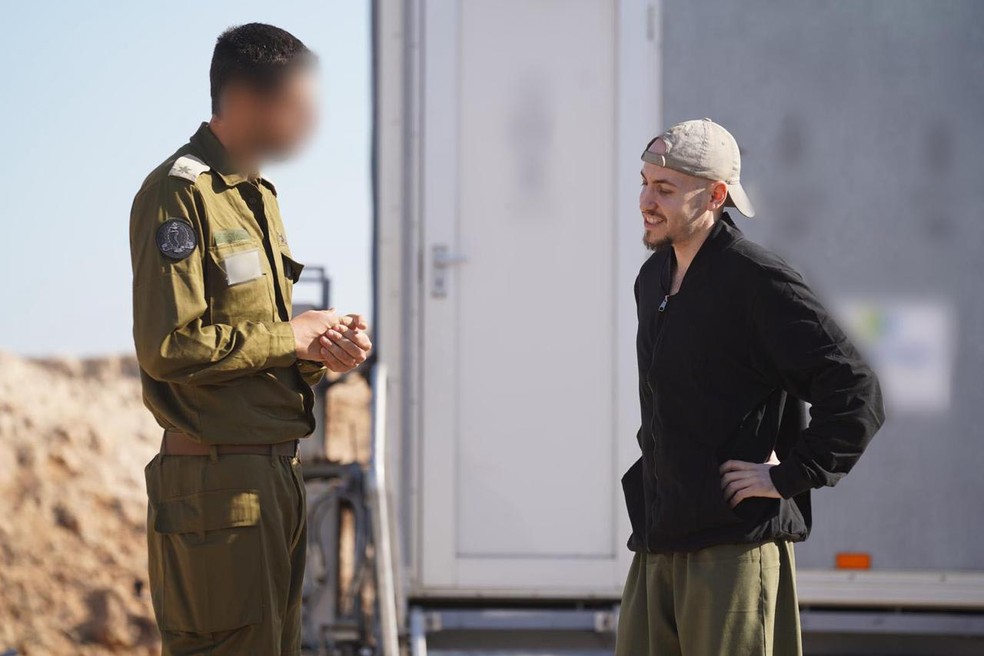 Refém libertado Eitan Mor com representantes das Forças de Defesa de Israel (IDF) — Foto: Divulgação/IDF