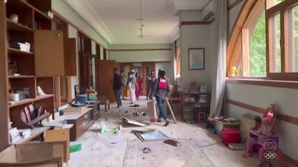 Premiê de Bangladesh foge do país e manifestantes invadem residência oficial