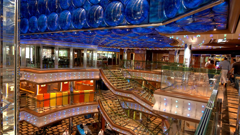 Escadaria do navio Costa Diadema. — Foto: Reginaldo Gonçalves/TV Liberal