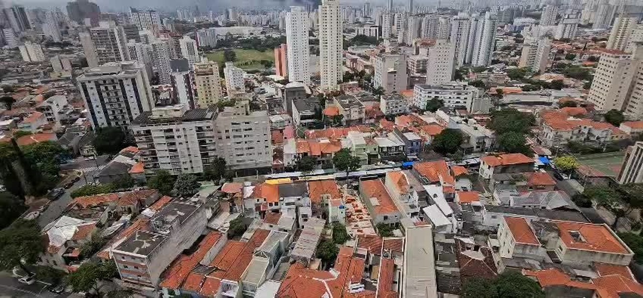 Incêndio de grandes proporções atinge galpão no Brás