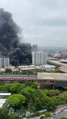 Incêndio de grandes proporções atinge galpão no Brás
