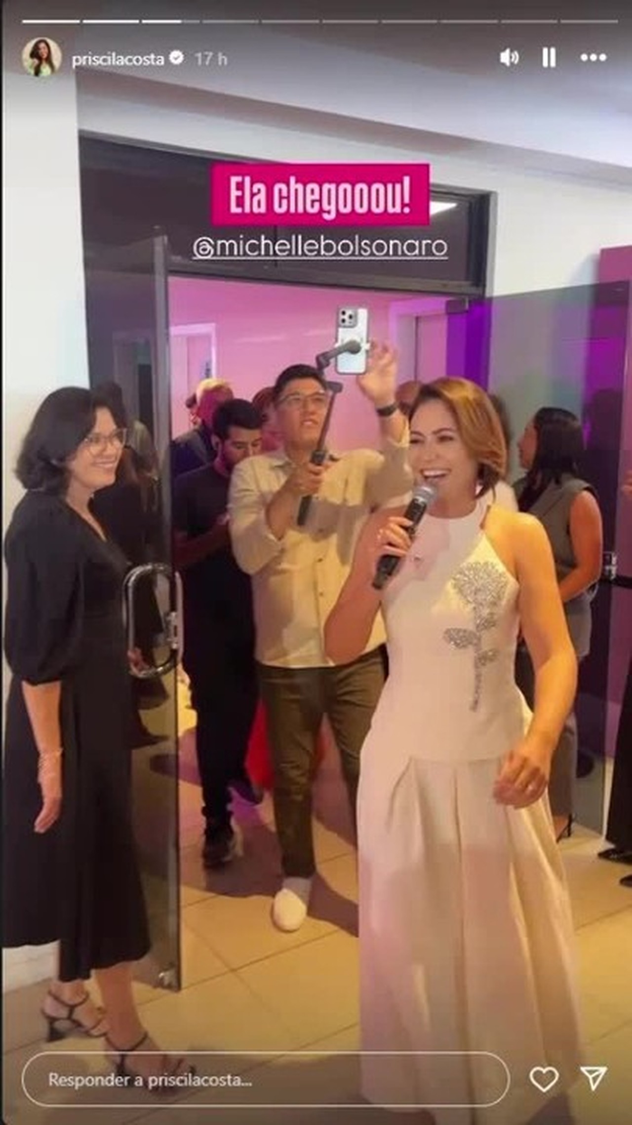 Michelle Bolsonaro volta a Brasília após prisão do marido