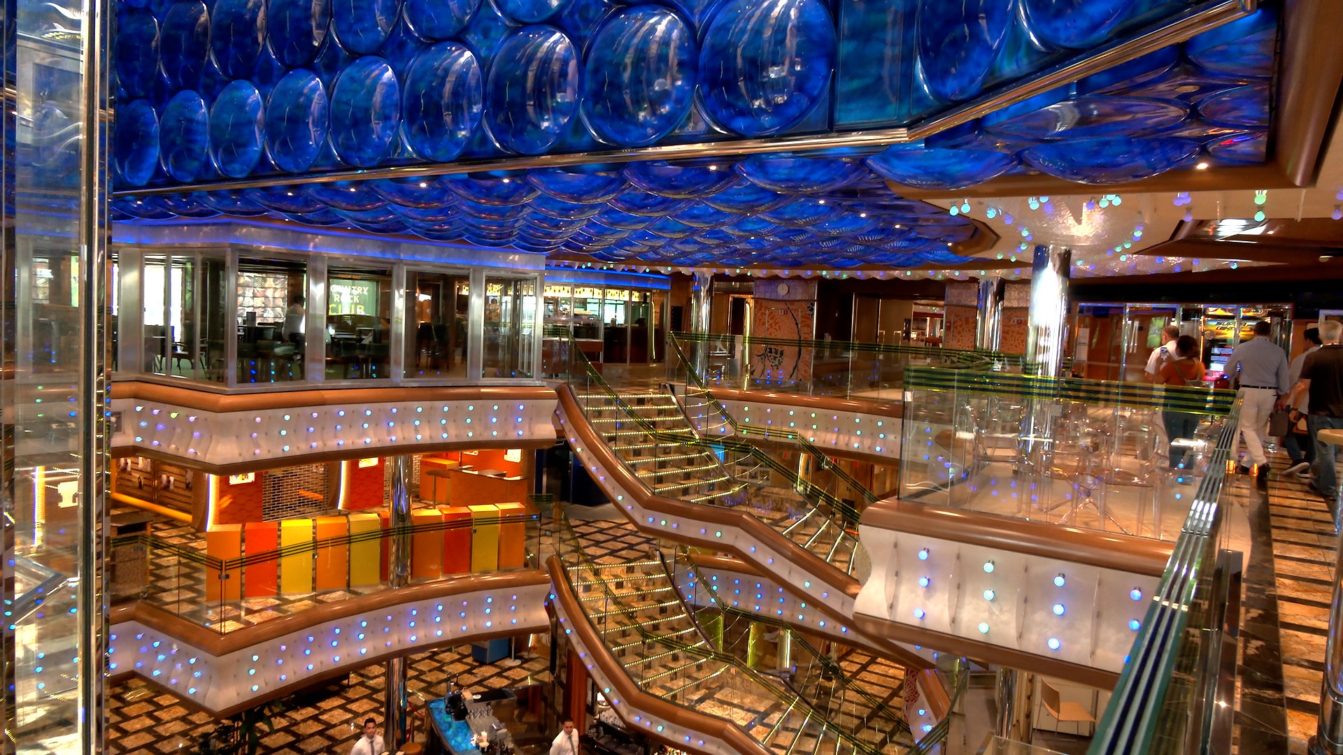 Navios imponentes ancoram em Belém; veja as acomodações para a COP 30