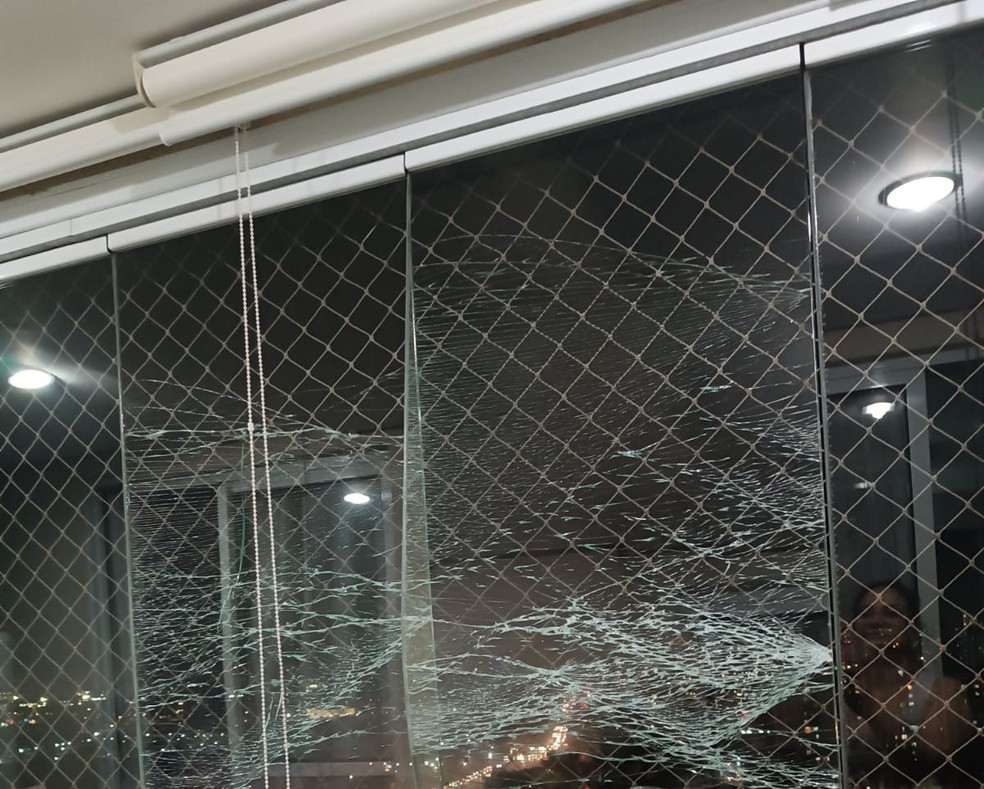 Segundo moradores, o impacto quebrou vidros de vários apartamentos num prédio que fica próximo ao local da explosão. — Foto: Reprodução