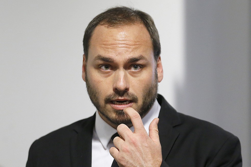 23/11/2018. Carlos Bolsonaro, responsável pela campanha do presidente eleito, Jair Messias nas redes sociais, conversa com jornalistas durante visita ao TST em Brasília — Foto: DIDA SAMPAIO/Estadão Conteúdo