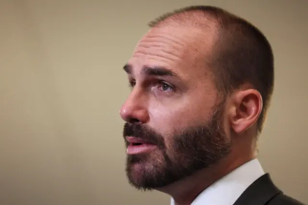 O deputado federal Eduardo Bolsonaro afirmou que possibilidade de encontro com Lula como uma estratégia de Trump — Foto: Jessica Koscielniak/Reuters/BBC