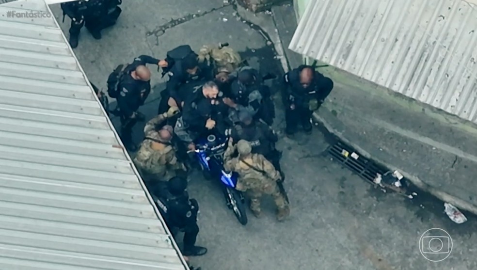 Imagens mostra resgate de delegado durante operação — Foto: Reprodução/TV Globo