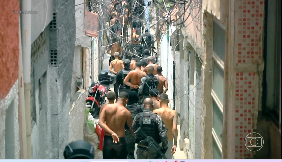 26 pessoas foram presas em uma só casa durante a operação — Foto: Reprodução/Fantástico