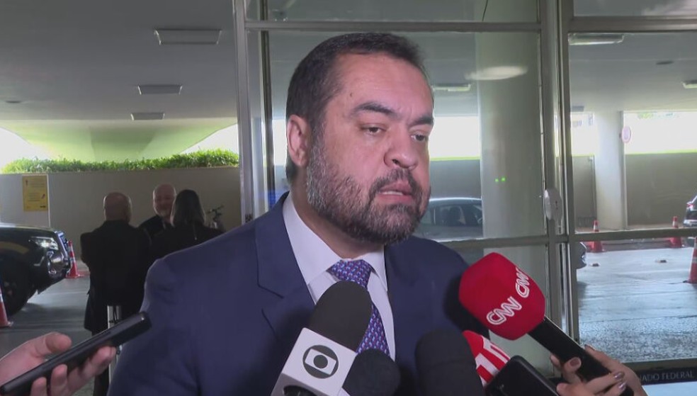 Cláudio Castro ao chegar em sessão solene em homenagem ao governo do RJ. — Foto: Reprodução/ TV Globo