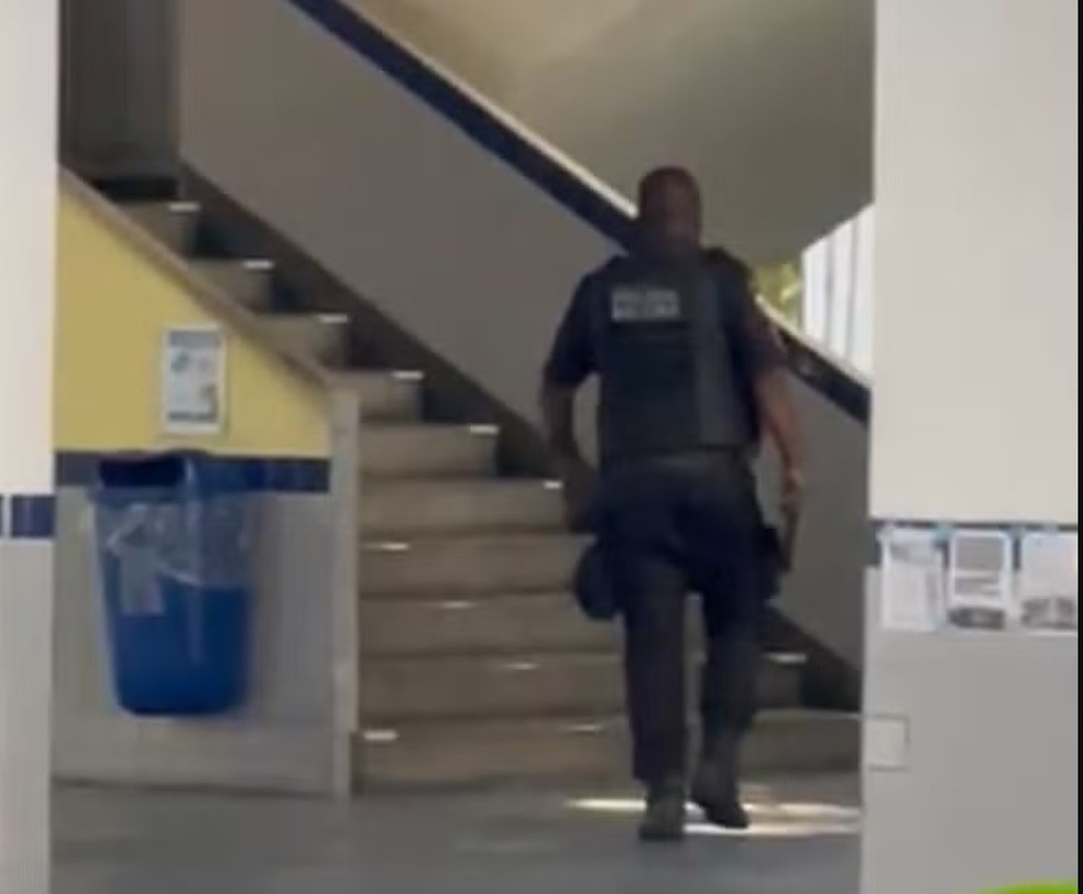 Polícia no Cefet — Foto: Reprodução