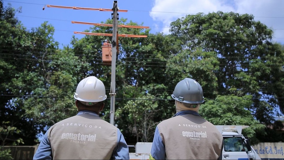 Trabalhadores realizam obra para melhorar qualidade da energia elétrica em Alter do Chão, no Pará — Foto: Divulgação