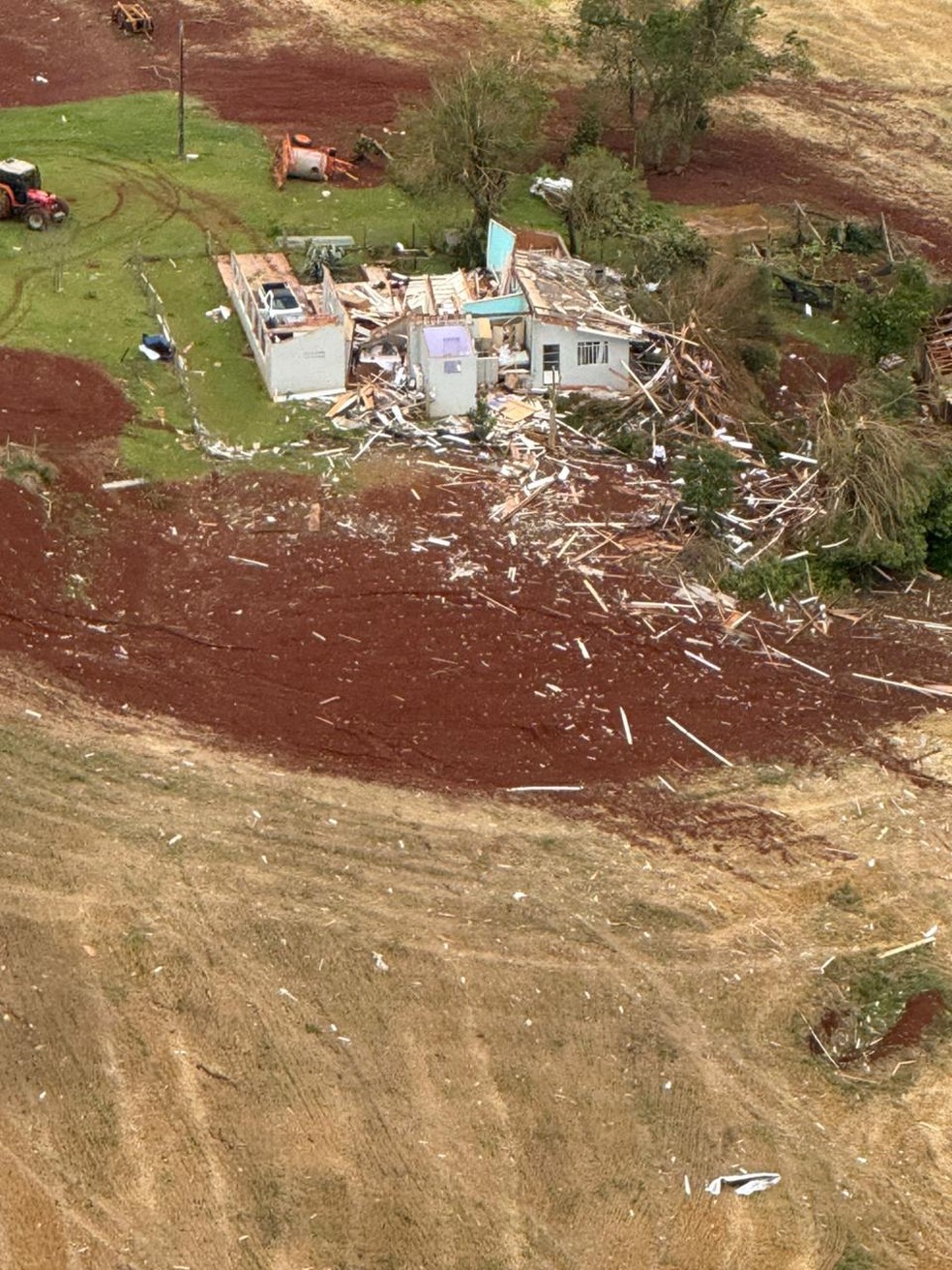 Imagens mostram destruição em Rio Bonito do Iguaçu, no Centro-Sul do Paraná. — Foto: Divulgação/Governo do Estado
