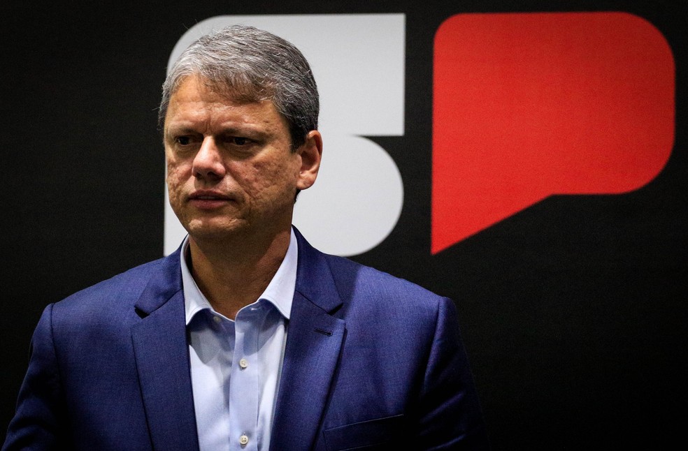 O governador do Estado de São Paulo, Tarcísio de Freitas, durante entrevista coletiva sobre intoxicação de bebidas por metanol — Foto: ALOISIO MAURICIO/FOTOARENA/ESTADÃO CONTEÚDO
