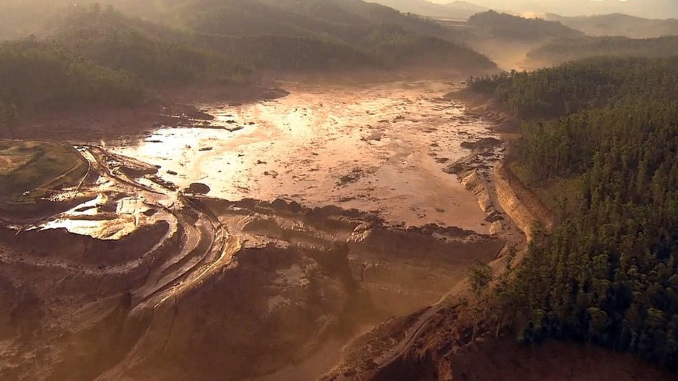 Vista aérea da barragem de Fundão, da Samarco, em Mariana — Foto: Reprodução/GloboNews