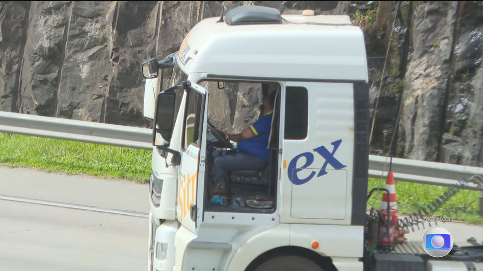 Motorista com suposto artefato explosivo colocado dentro do caminhão que fecha o Rodoanel Mario Covas nessa quarta (12), na altura de Itapecerica da Serra, na Grande SP. — Foto: Reprodução/TV Globo