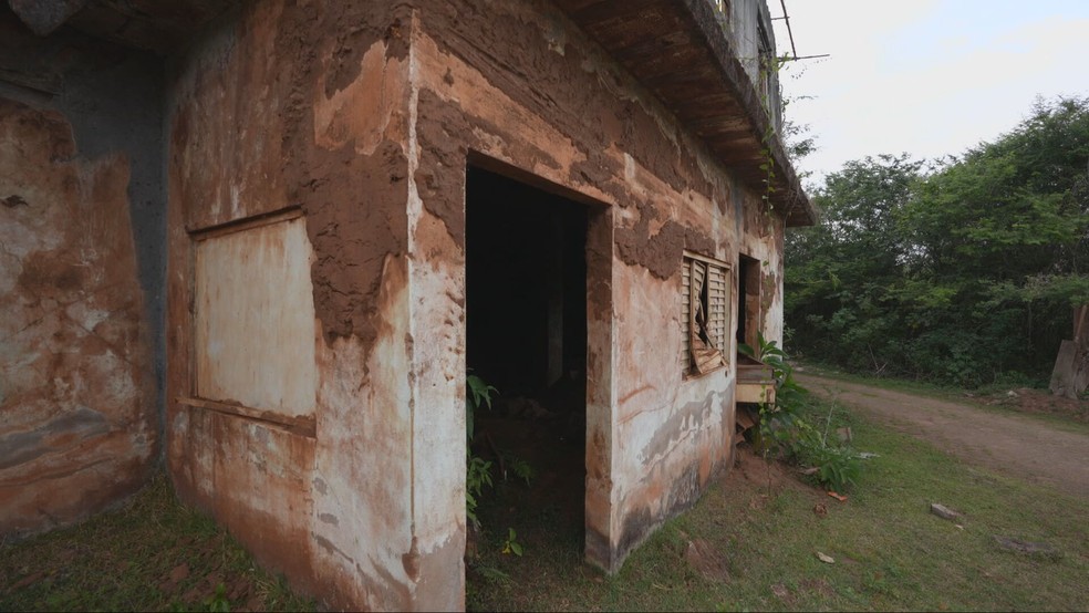Casa tomada por lama no velho Bento Rodrigues, dez anos depois de tragédia da Samarco — Foto: Thâmer Pimentel/ TV Globo