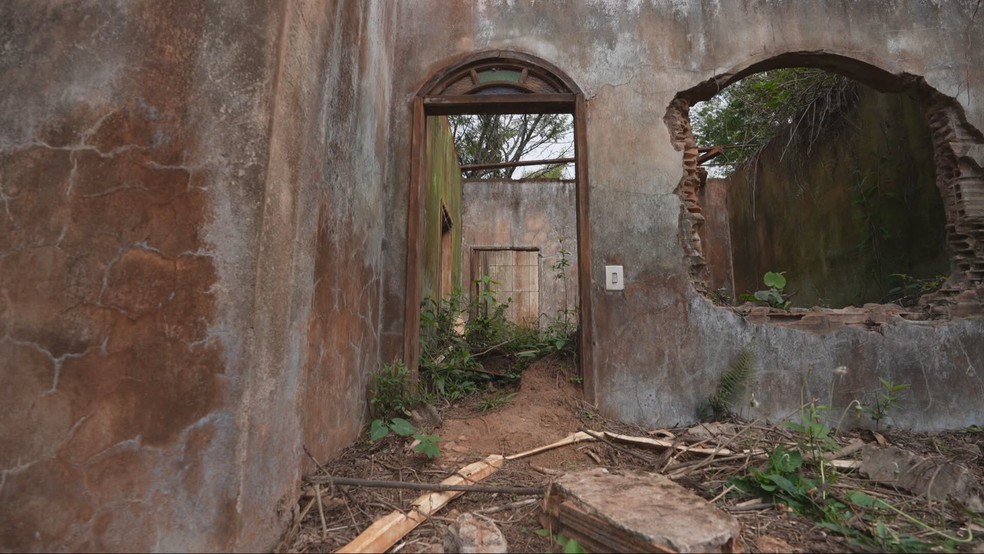 Bento Rodrigues, em Mariana, dez anos após rompimento da barragem da Samarco — Foto: Thâmer Pimentel/ TV Globo