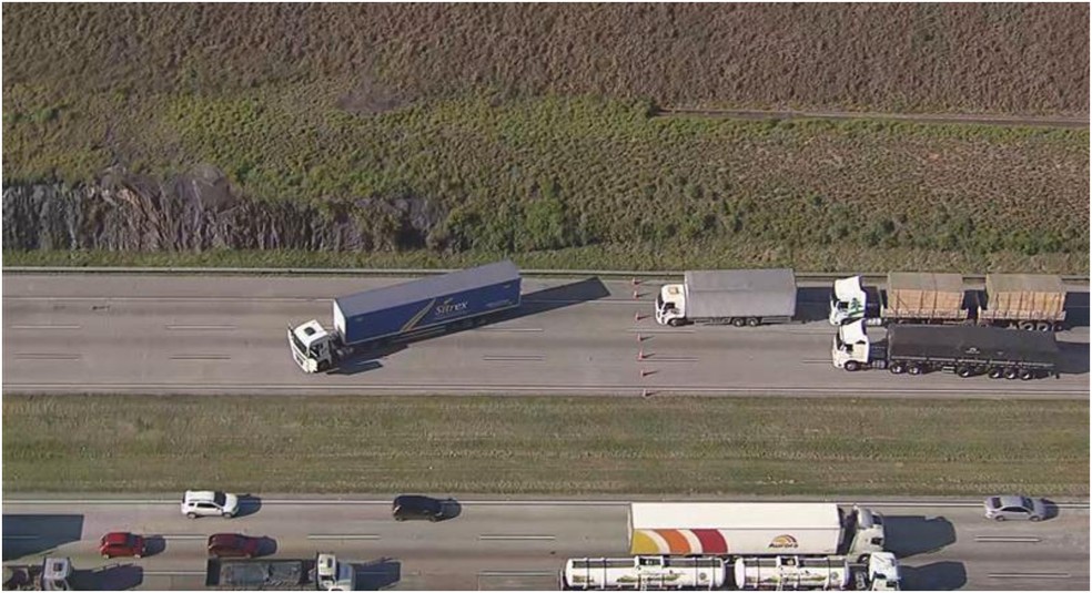 Motorista de carreta deixa veículo atravessado no Rodoanel em Itapecerica, na Grande SP — Foto: Reprodução/TV Globo