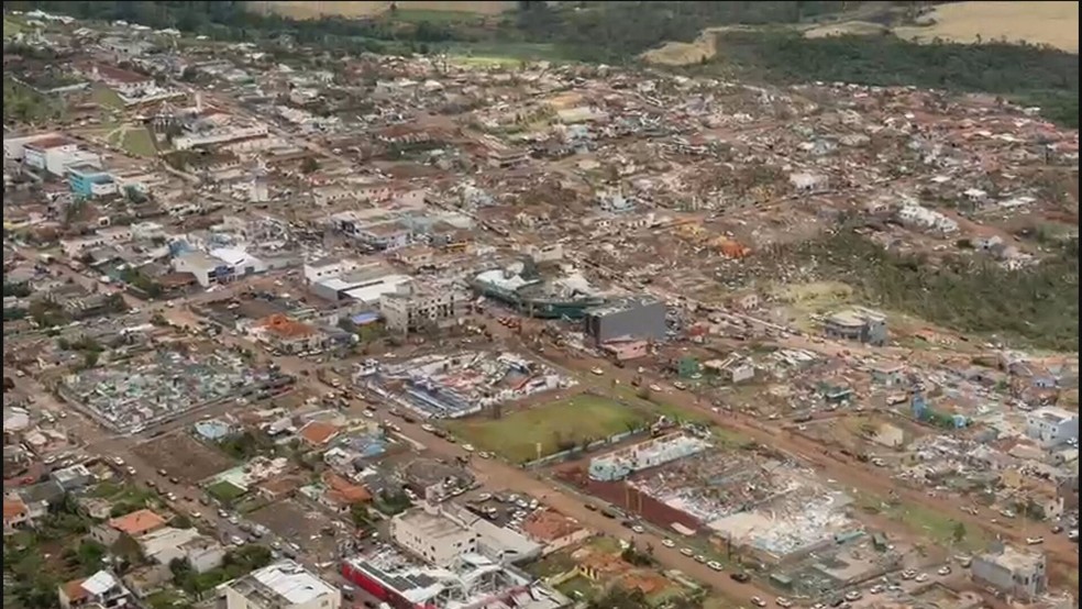 Imagem aérea de Rio Bonito do Iguaçu mostra destruição após passagem de tornado — Foto: Reprodução/Globonews